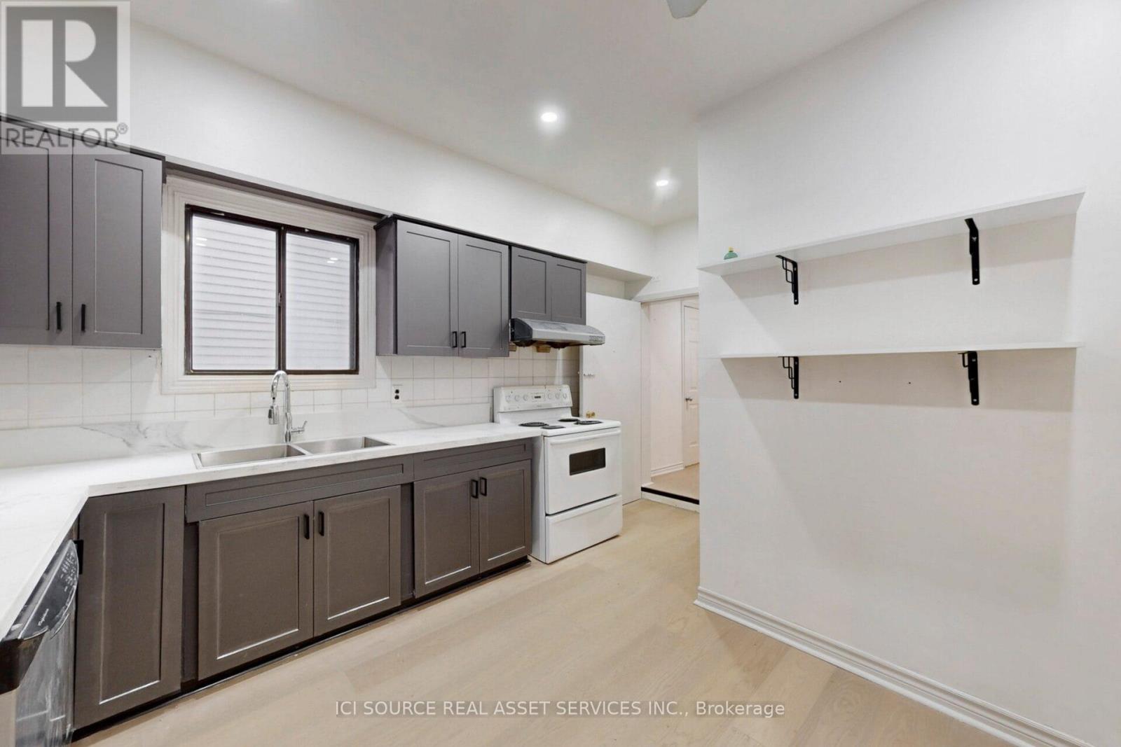 Upper - 463 Pape Avenue, Toronto, Ontario  M4K 3P6 - Photo 15 - E12589142