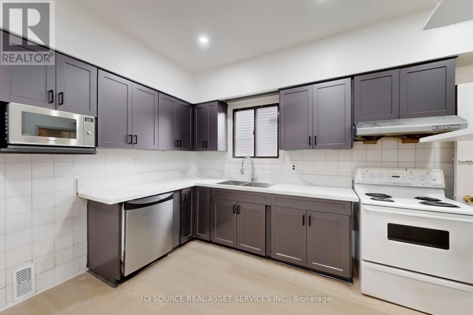 Upper - 463 Pape Avenue, Toronto, Ontario  M4K 3P6 - Photo 16 - E12589142