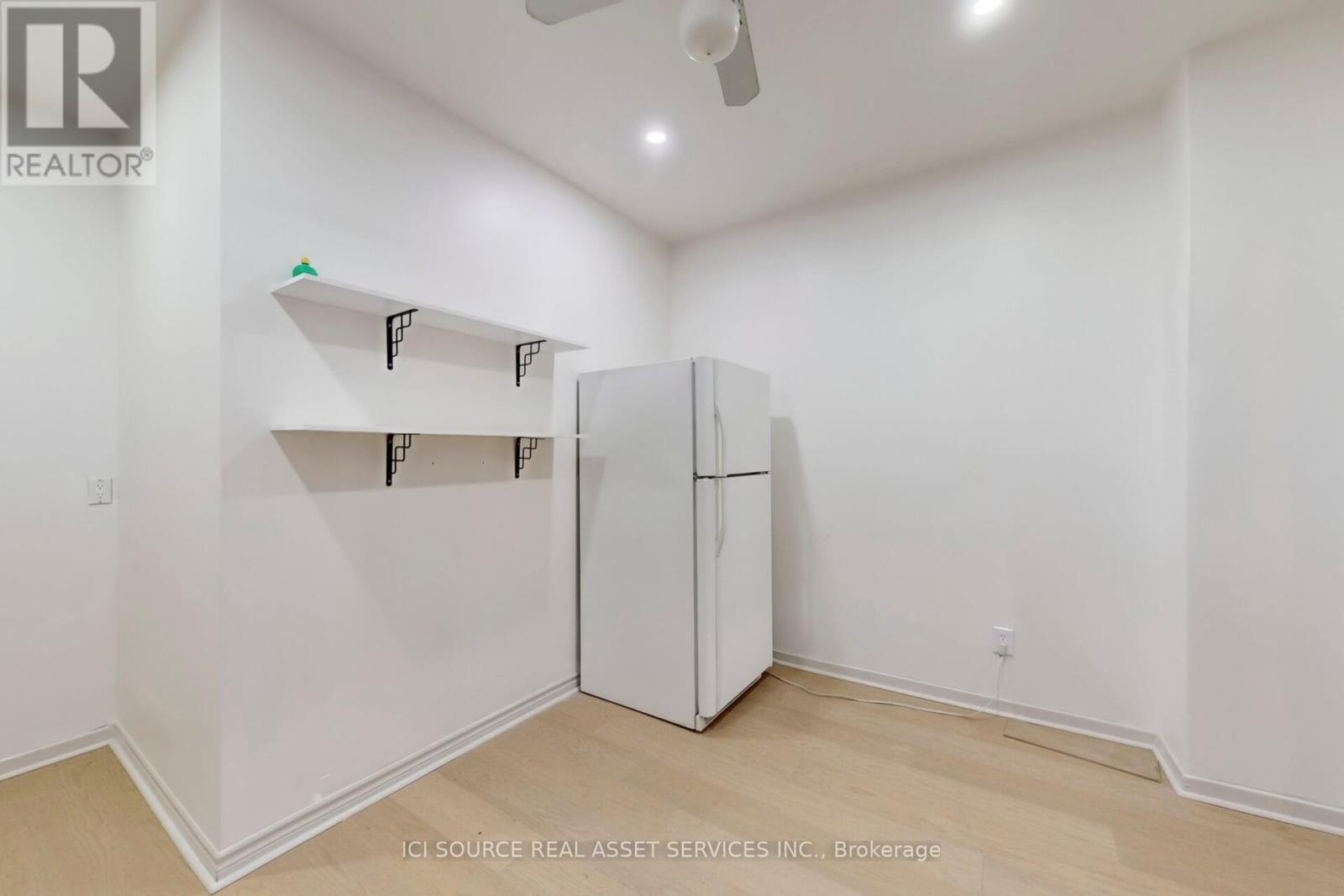 Upper - 463 Pape Avenue, Toronto, Ontario  M4K 3P6 - Photo 18 - E12589142