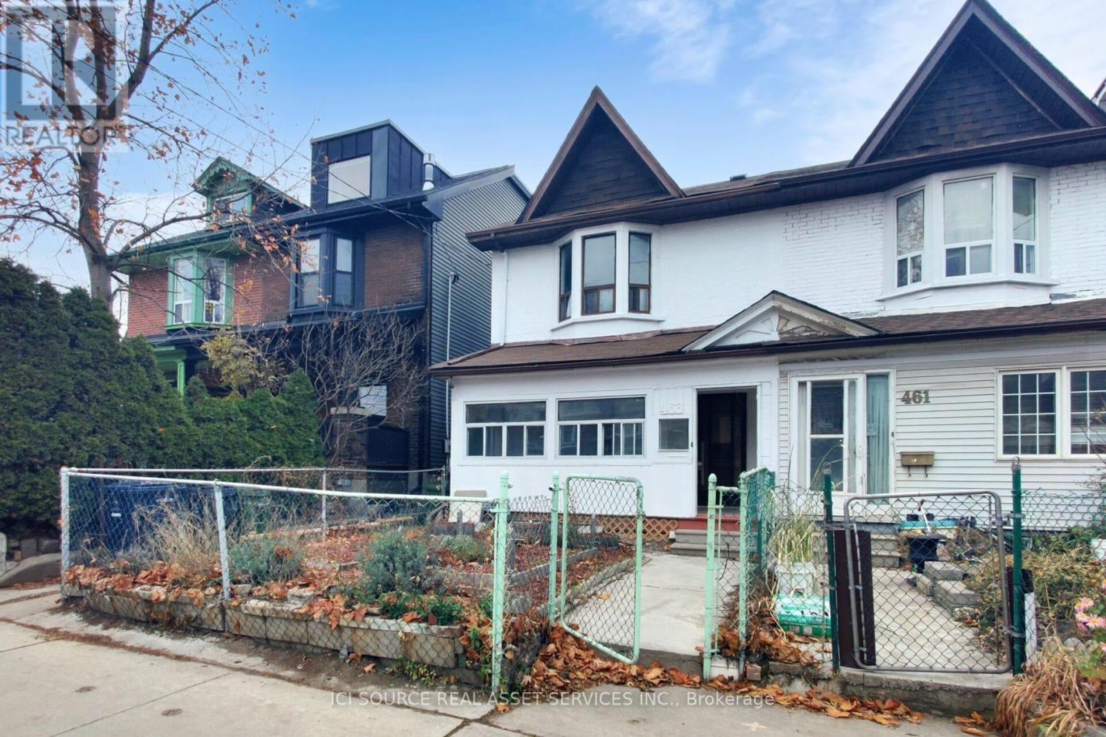 Upper - 463 Pape Avenue, Toronto, Ontario  M4K 3P6 - Photo 2 - E12589142