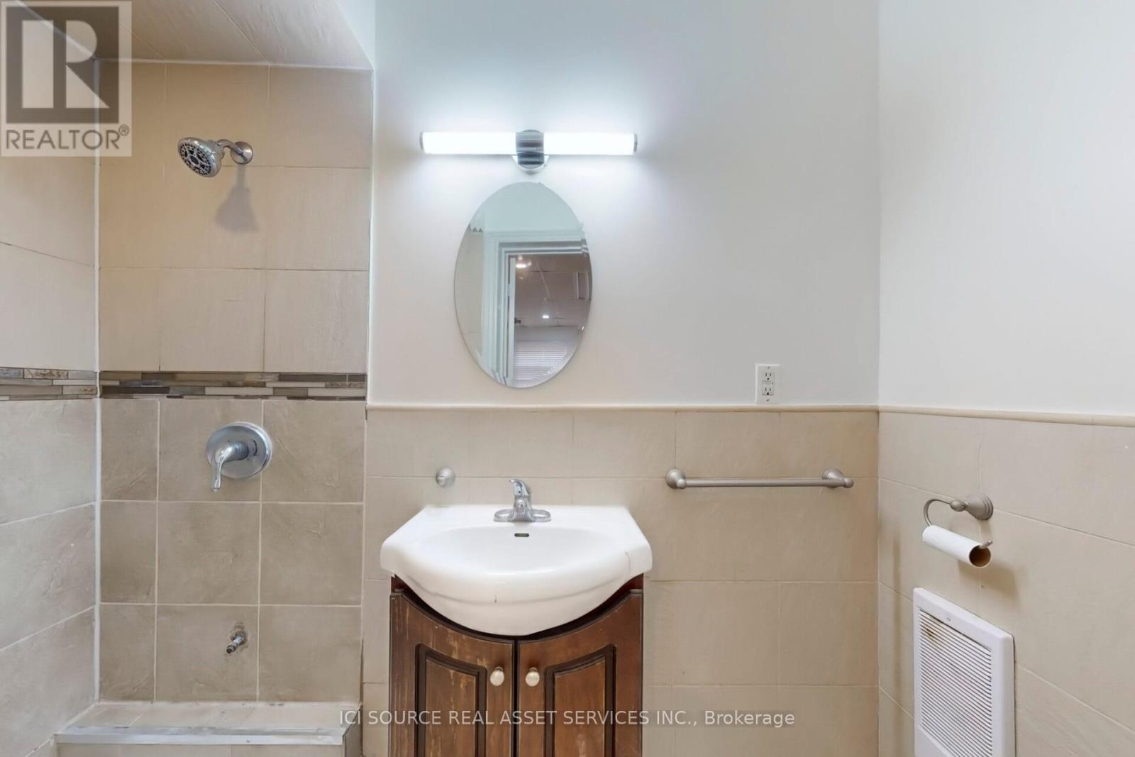 Upper - 463 Pape Avenue, Toronto, Ontario  M4K 3P6 - Photo 22 - E12589142