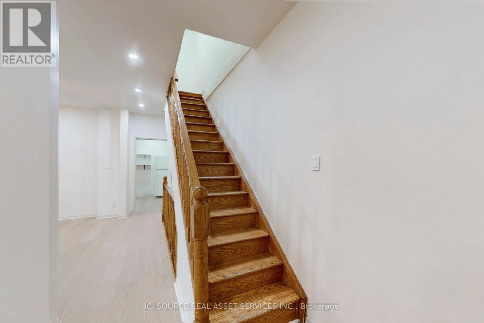 Upper - 463 Pape Avenue, Toronto, Ontario  M4K 3P6 - Photo 23 - E12589142