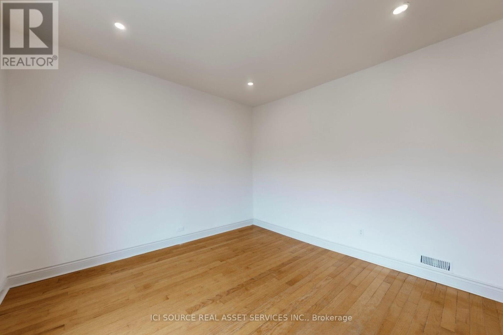 Upper - 463 Pape Avenue, Toronto, Ontario  M4K 3P6 - Photo 28 - E12589142