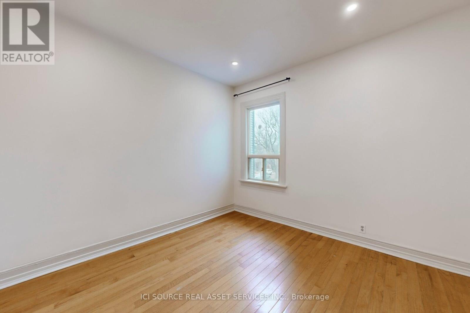 Upper - 463 Pape Avenue, Toronto, Ontario  M4K 3P6 - Photo 29 - E12589142