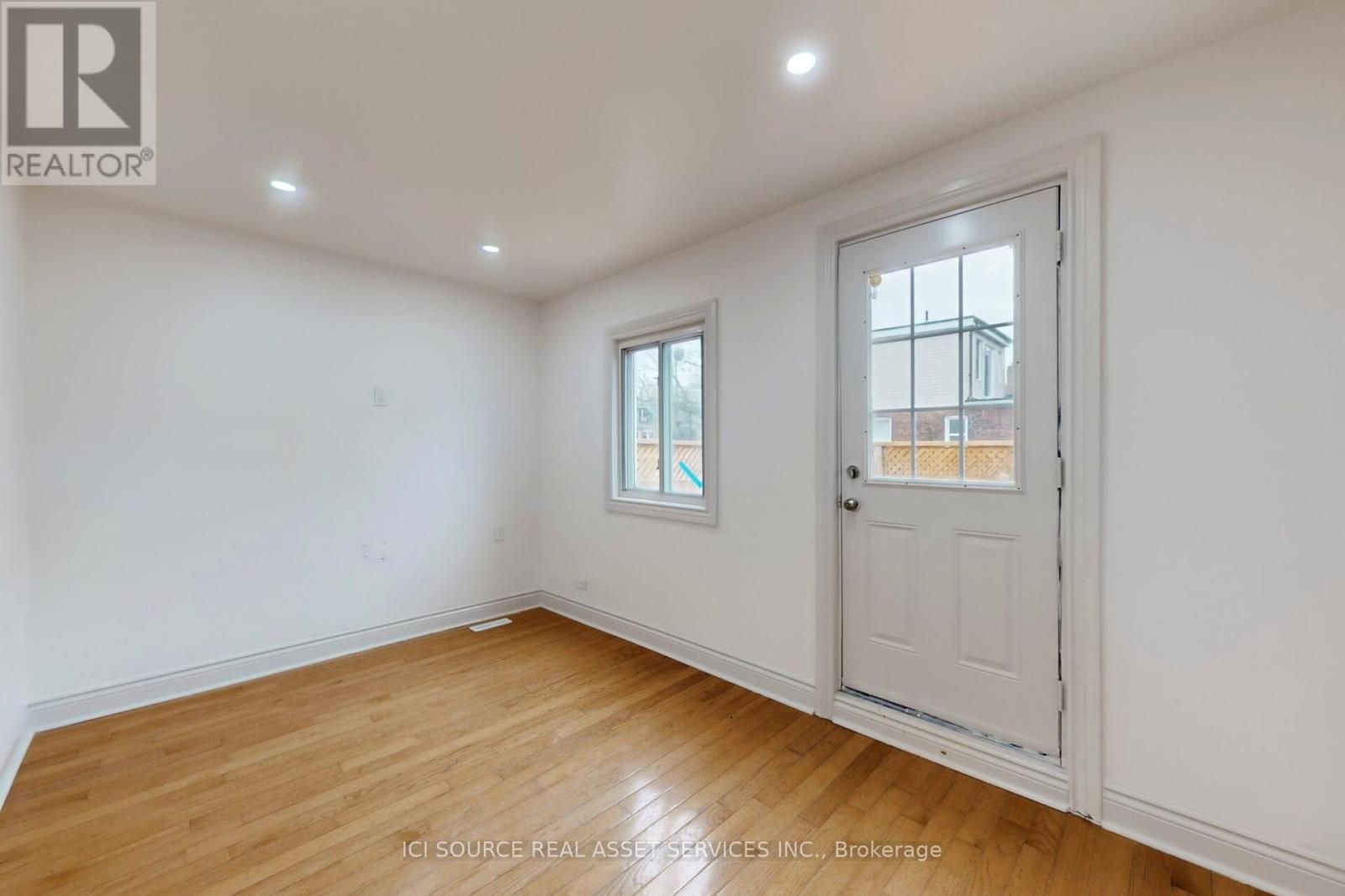 Upper - 463 Pape Avenue, Toronto, Ontario  M4K 3P6 - Photo 31 - E12589142