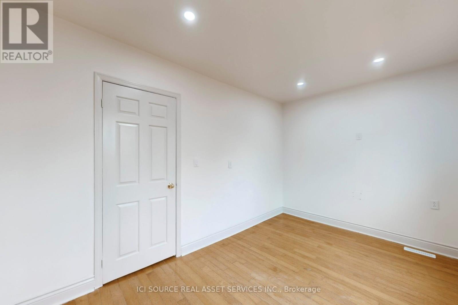 Upper - 463 Pape Avenue, Toronto, Ontario  M4K 3P6 - Photo 32 - E12589142