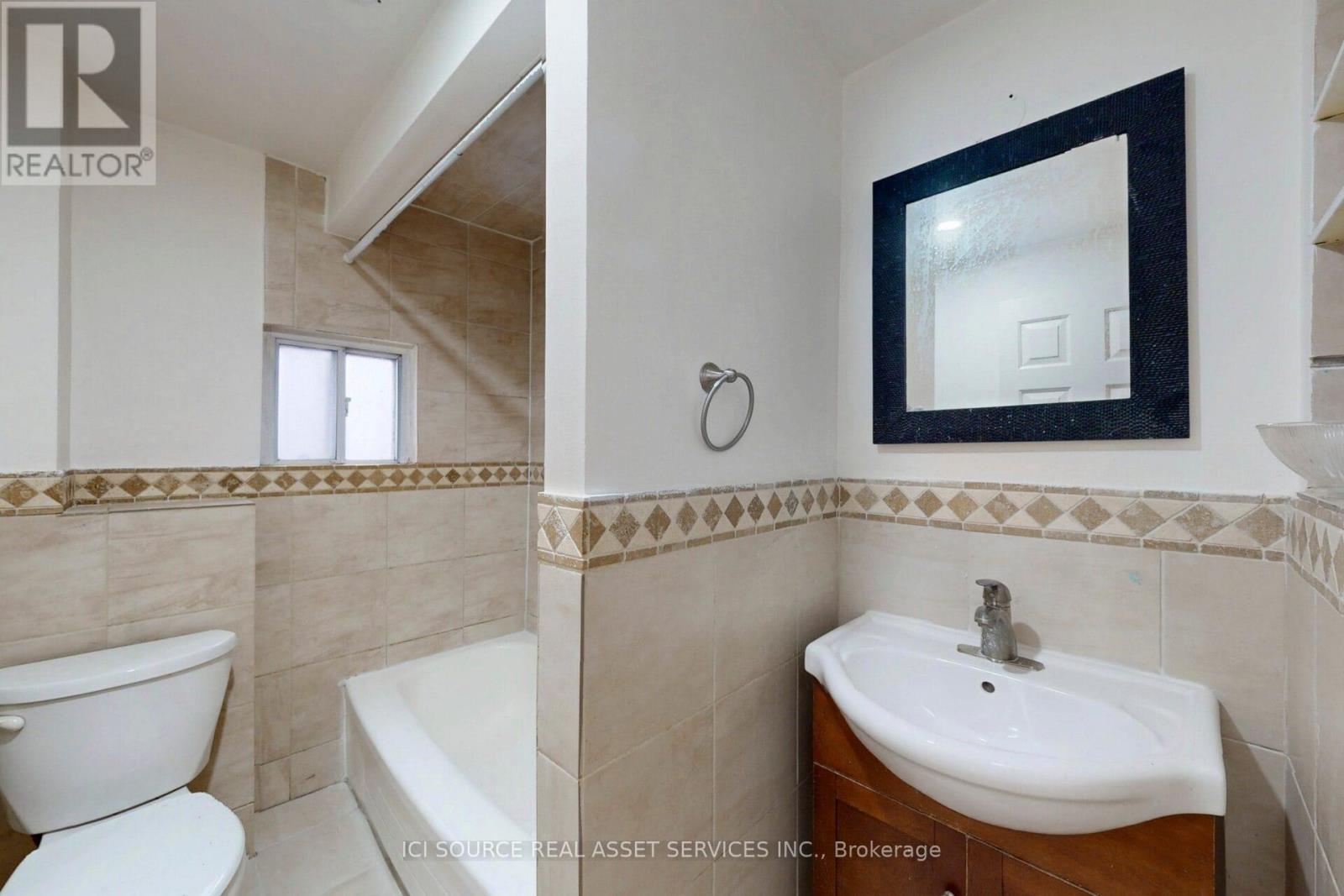 Upper - 463 Pape Avenue, Toronto, Ontario  M4K 3P6 - Photo 34 - E12589142