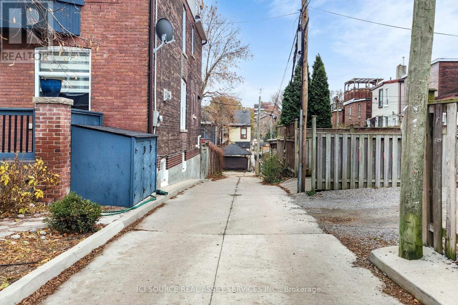 Upper - 463 Pape Avenue, Toronto, Ontario  M4K 3P6 - Photo 40 - E12589142