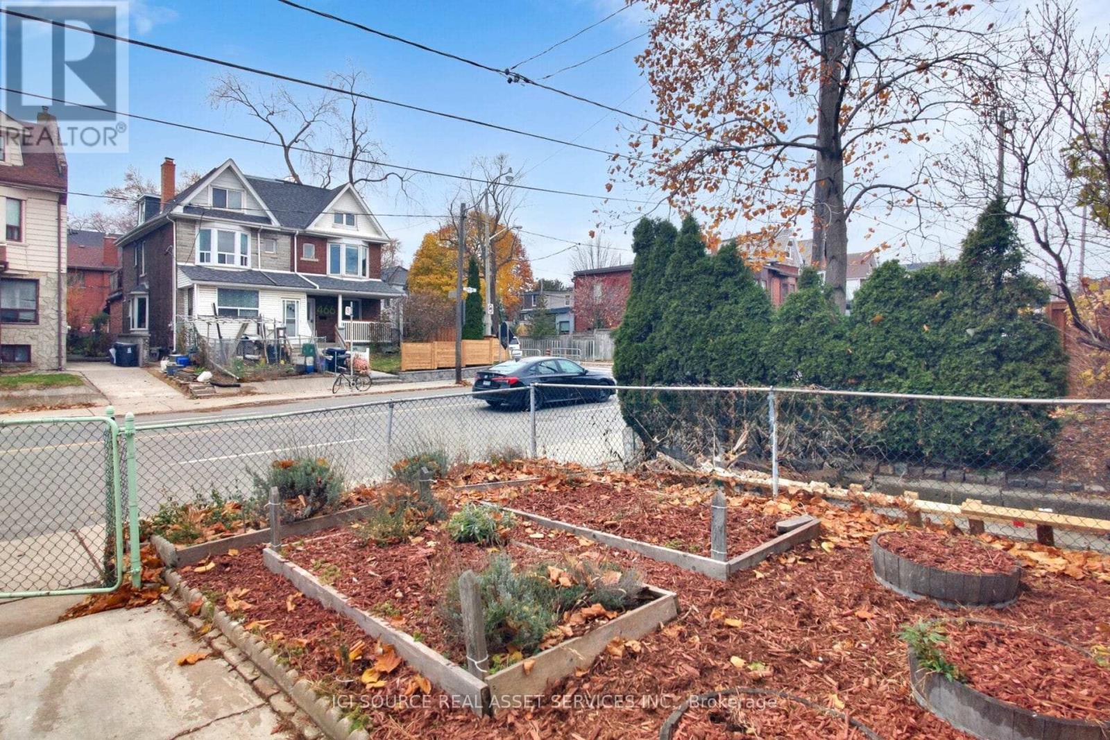 Upper - 463 Pape Avenue, Toronto, Ontario  M4K 3P6 - Photo 5 - E12589142