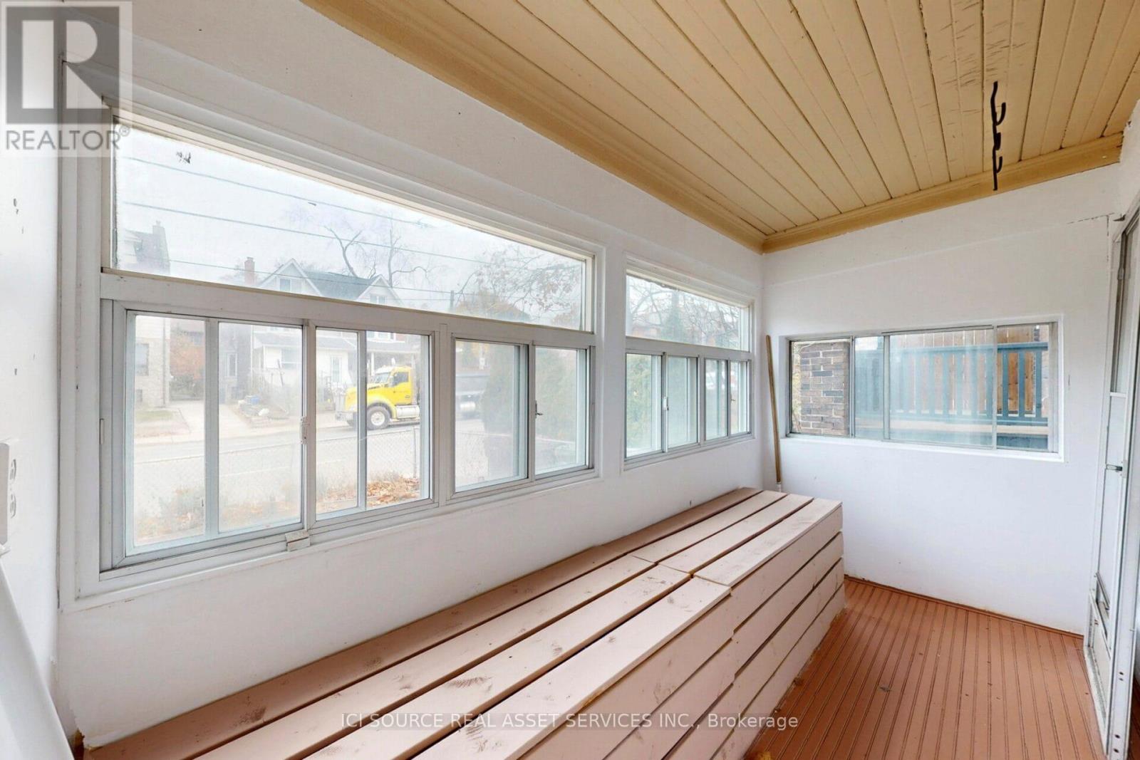 Upper - 463 Pape Avenue, Toronto, Ontario  M4K 3P6 - Photo 6 - E12589142