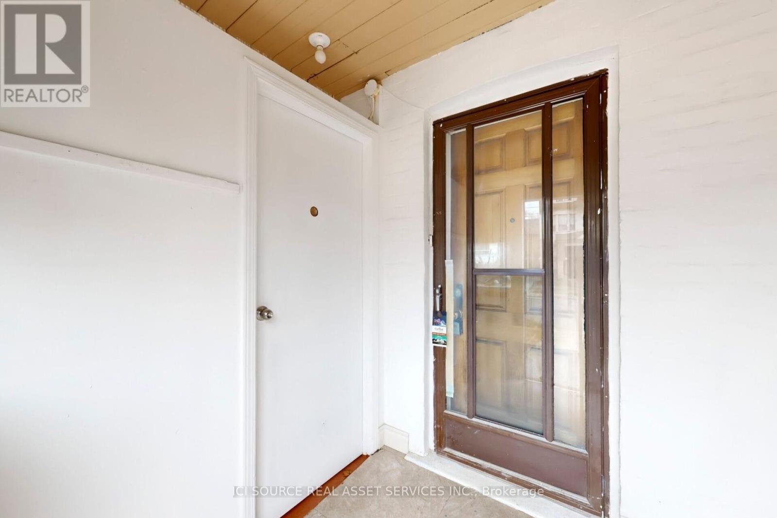 Upper - 463 Pape Avenue, Toronto, Ontario  M4K 3P6 - Photo 7 - E12589142