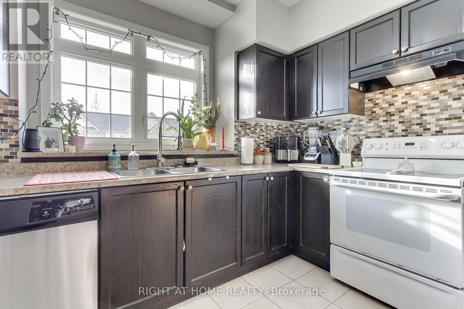 89 Matthewson Avenue, Bradford West Gwillimbury, Ontario  L3Z 0N8 - Photo 10 - N12589130