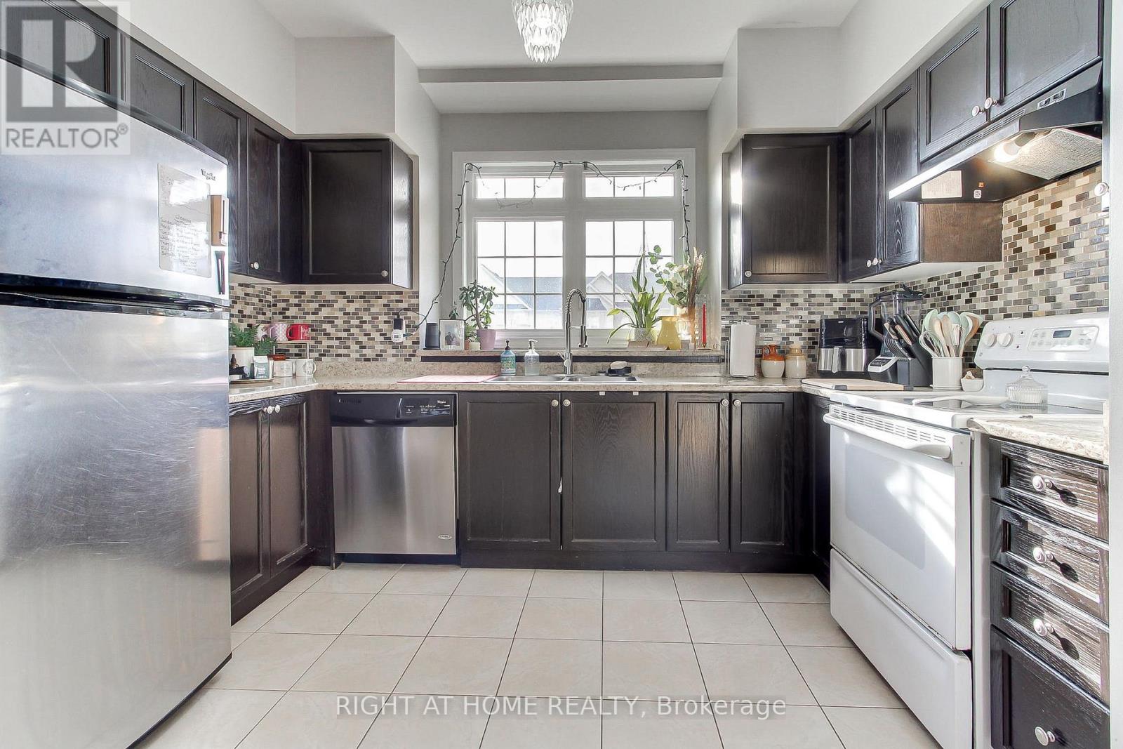 89 Matthewson Avenue, Bradford West Gwillimbury, Ontario  L3Z 0N8 - Photo 9 - N12589130