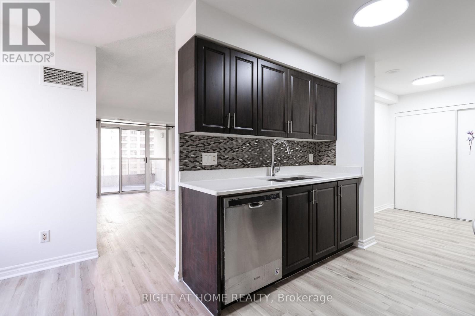 2116 - 3880 Duke Of York Boulevard, Mississauga, Ontario  L5B 4M7 - Photo 10 - W12589112