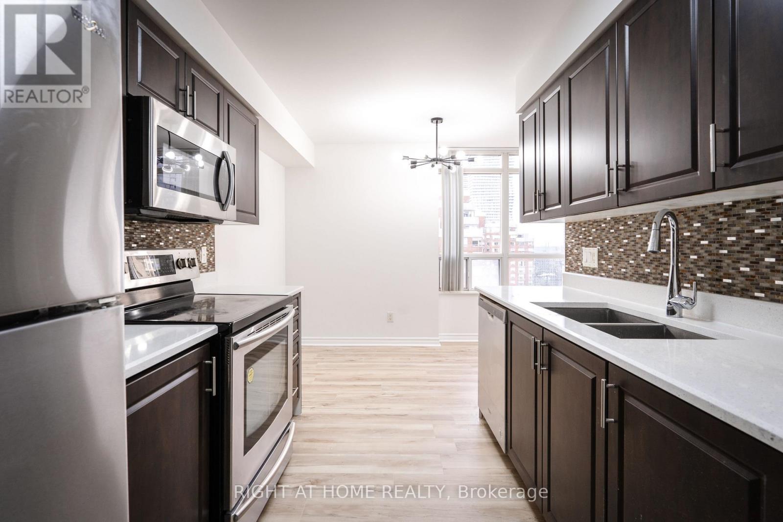 2116 - 3880 Duke Of York Boulevard, Mississauga, Ontario  L5B 4M7 - Photo 11 - W12589112