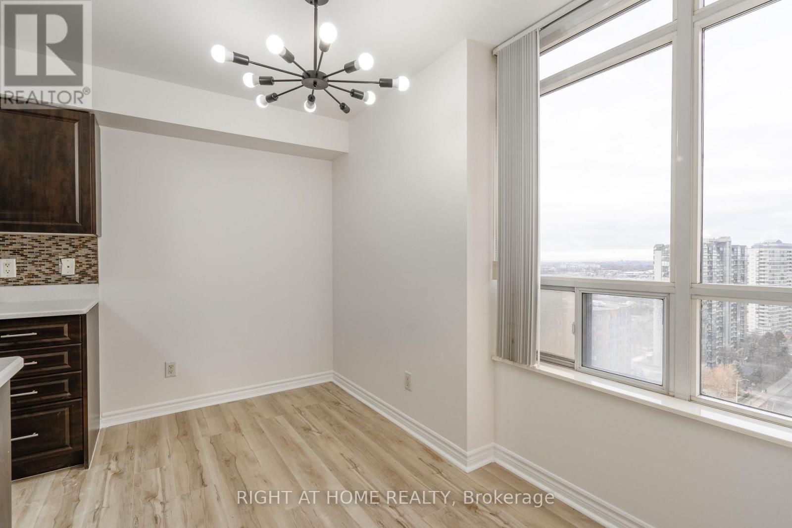 2116 - 3880 Duke Of York Boulevard, Mississauga, Ontario  L5B 4M7 - Photo 13 - W12589112