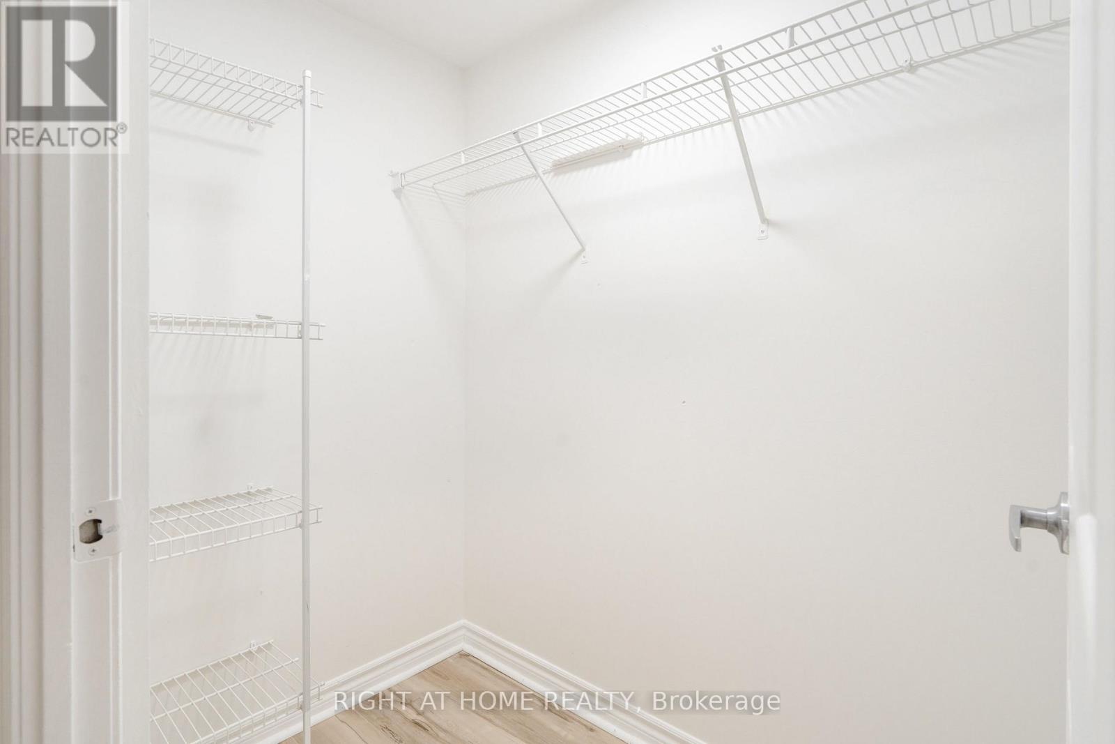 2116 - 3880 Duke Of York Boulevard, Mississauga, Ontario  L5B 4M7 - Photo 18 - W12589112