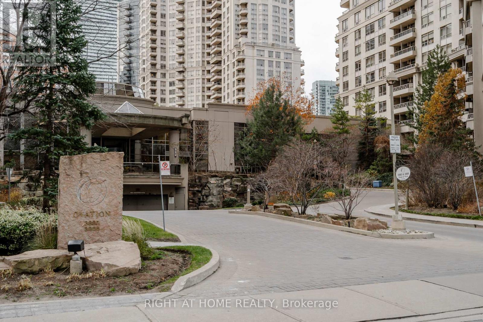 2116 - 3880 Duke Of York Boulevard, Mississauga, Ontario  L5B 4M7 - Photo 3 - W12589112