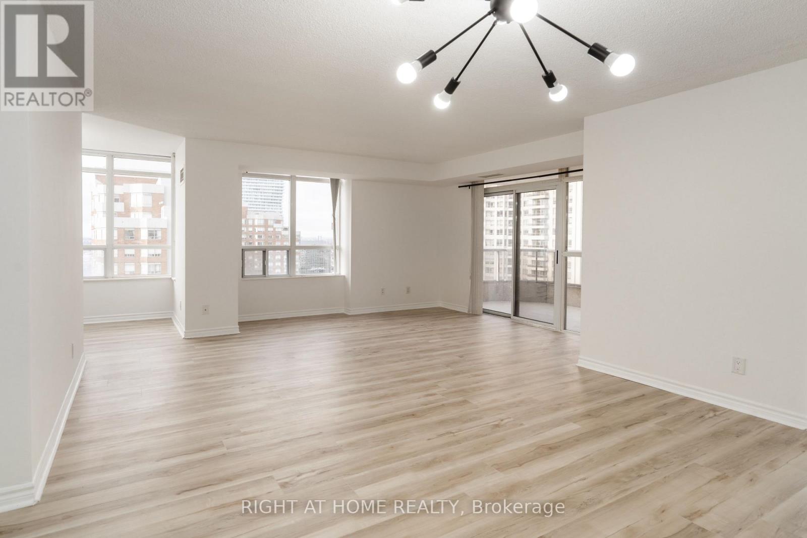 2116 - 3880 Duke Of York Boulevard, Mississauga, Ontario  L5B 4M7 - Photo 5 - W12589112