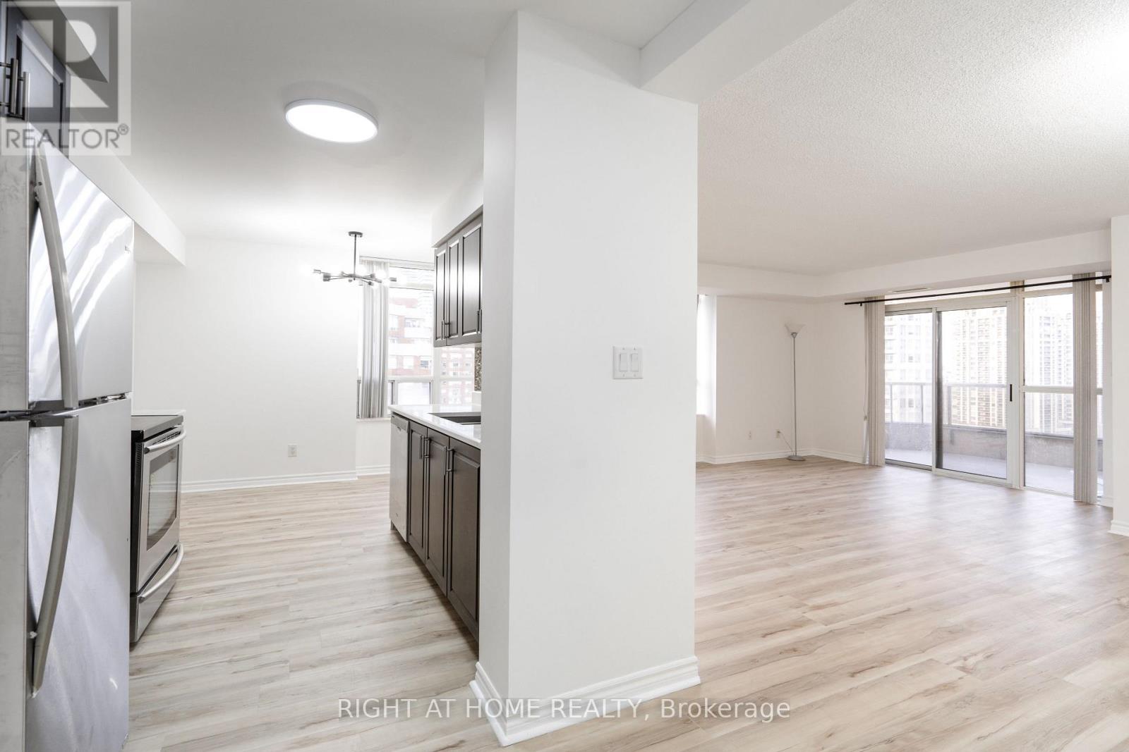 2116 - 3880 Duke Of York Boulevard, Mississauga, Ontario  L5B 4M7 - Photo 8 - W12589112