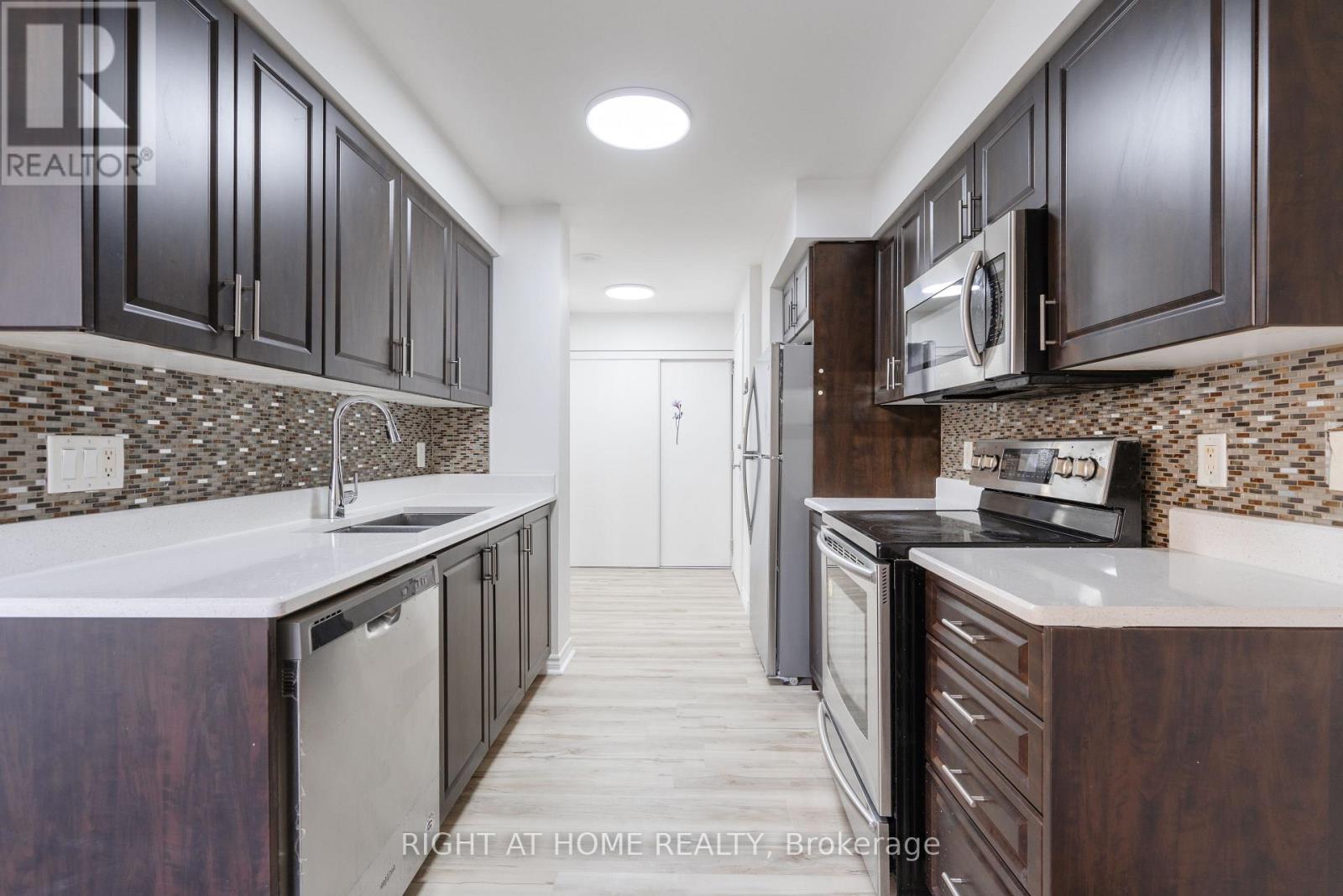 2116 - 3880 Duke Of York Boulevard, Mississauga, Ontario  L5B 4M7 - Photo 9 - W12589112