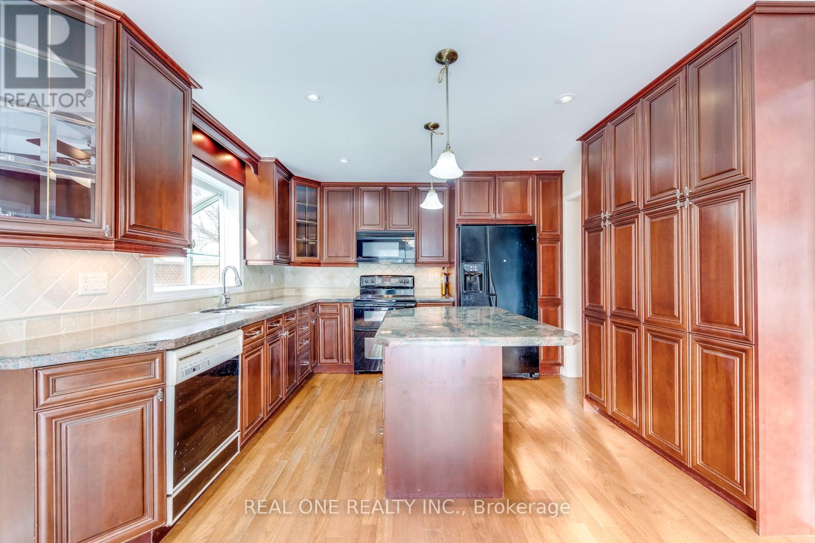 1369 Mapleridge Crescent, Oakville, Ontario  L6M 2G8 - Photo 10 - W12589124