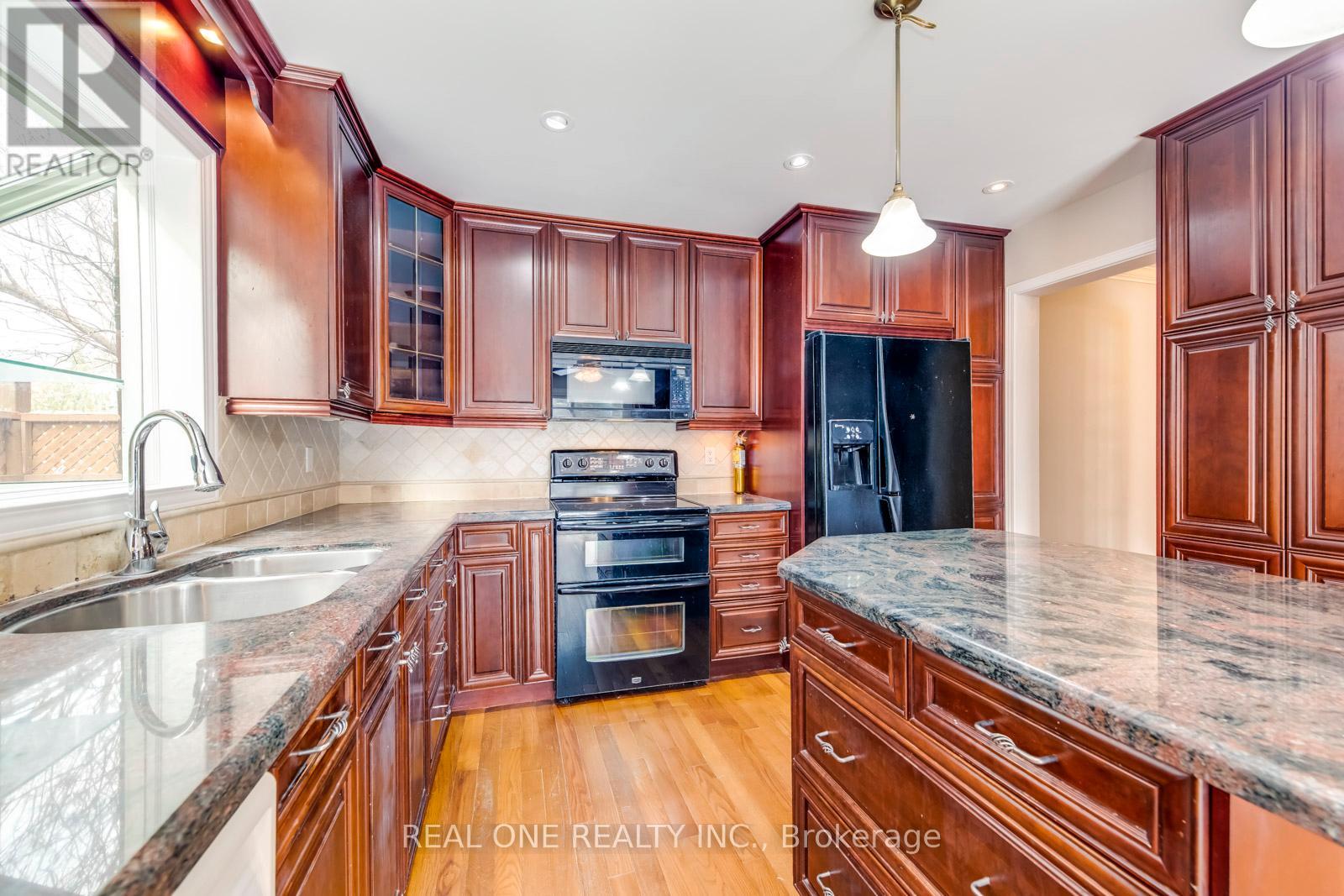 1369 Mapleridge Crescent, Oakville, Ontario  L6M 2G8 - Photo 11 - W12589124