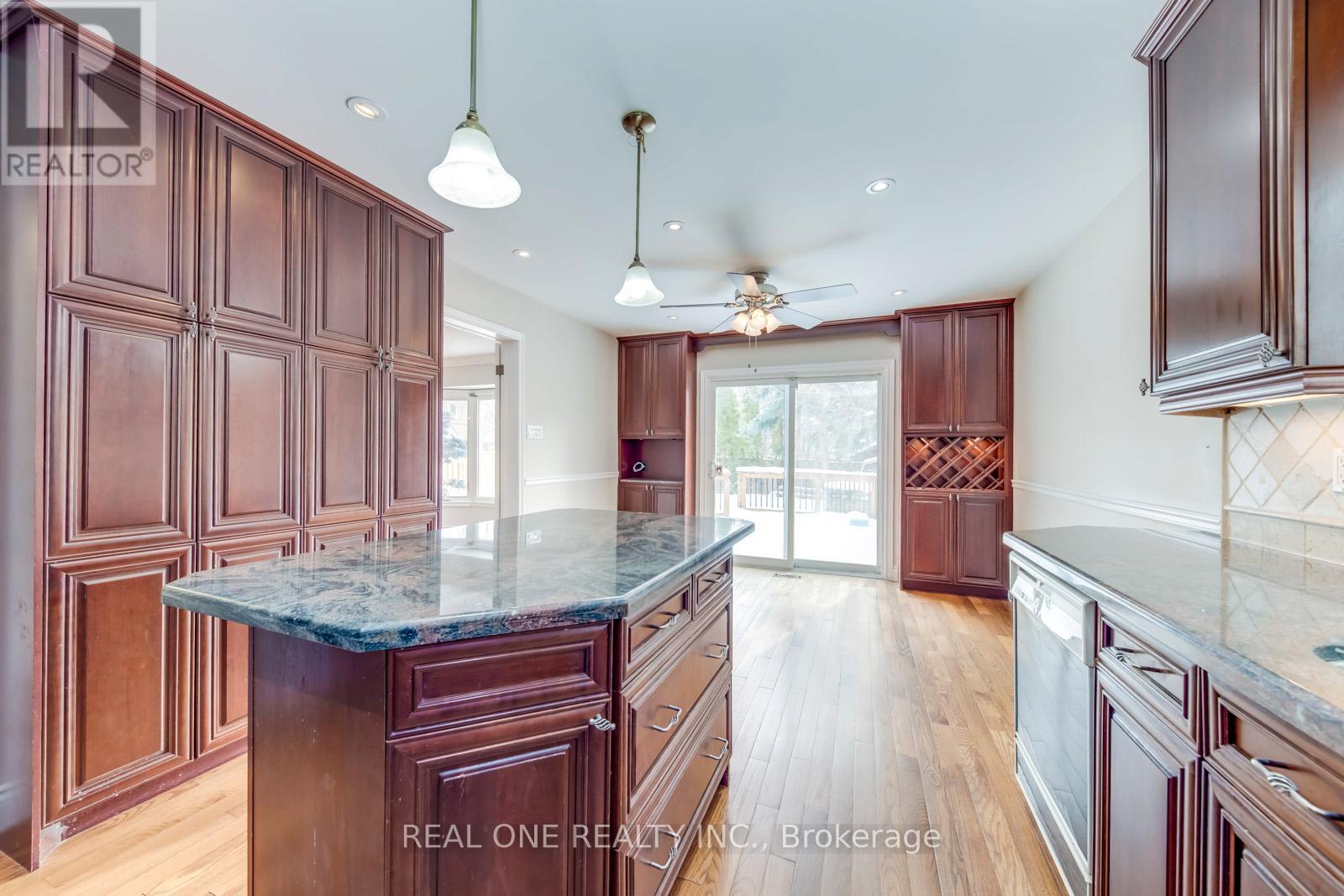 1369 Mapleridge Crescent, Oakville, Ontario  L6M 2G8 - Photo 12 - W12589124