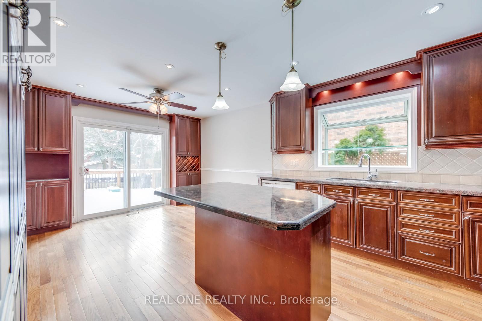 1369 Mapleridge Crescent, Oakville, Ontario  L6M 2G8 - Photo 9 - W12589124