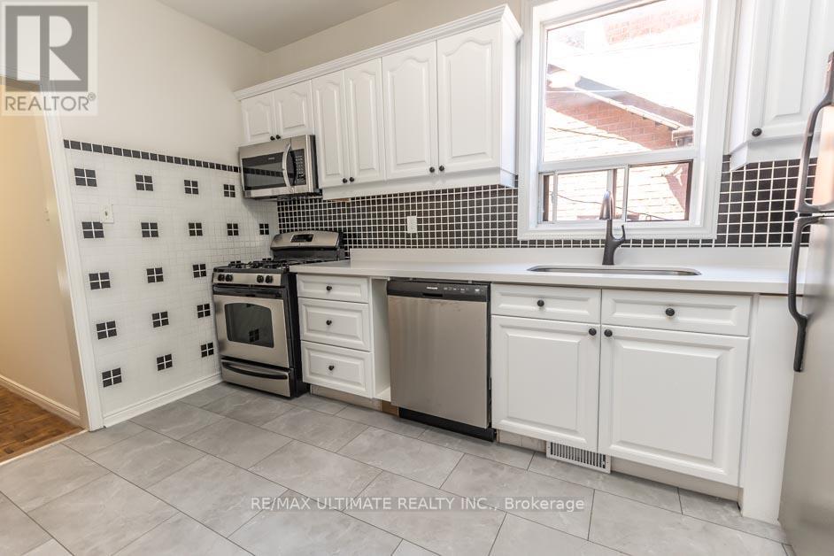 Main - 147 Perth Avenue, Toronto, Ontario  M6P 3X2 - Photo 9 - W12589190