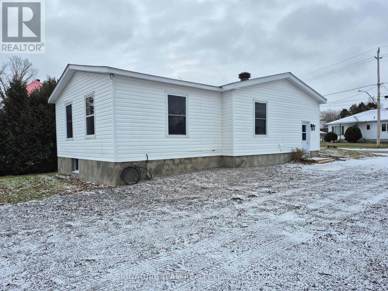 17 Vankessel Street, Whitewater Region, Ontario  K0J 1K0 - Photo 3 - X12589222