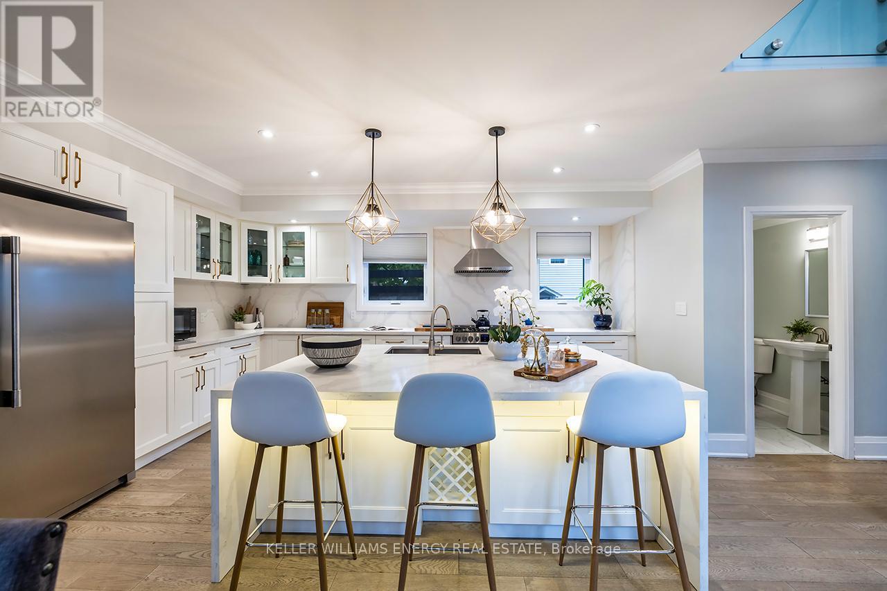 201 CENTRE STREET N, Whitby, Ontario