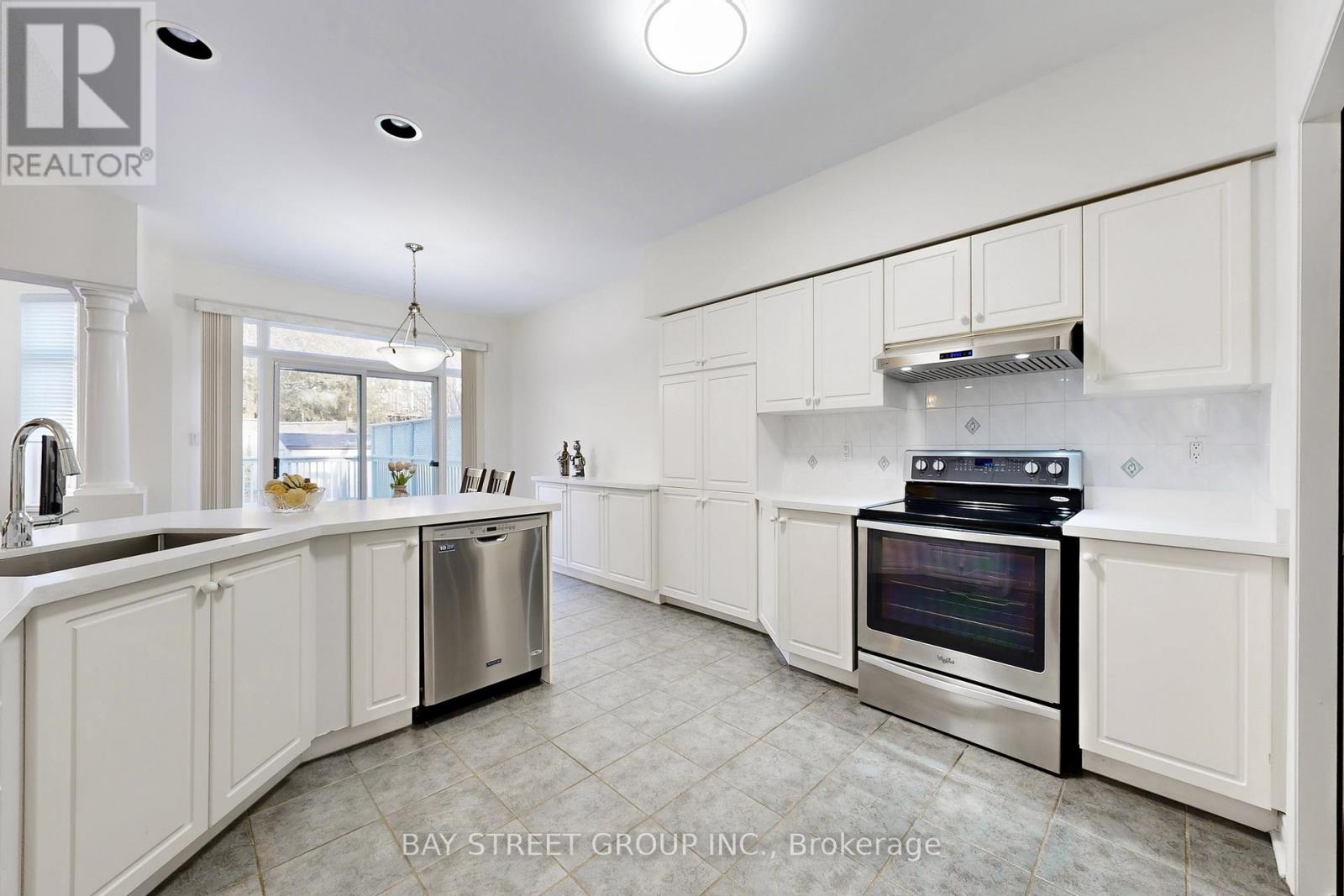 103 Colesbrook Road, Richmond Hill, Ontario  L4S 2G3 - Photo 11 - N12589238