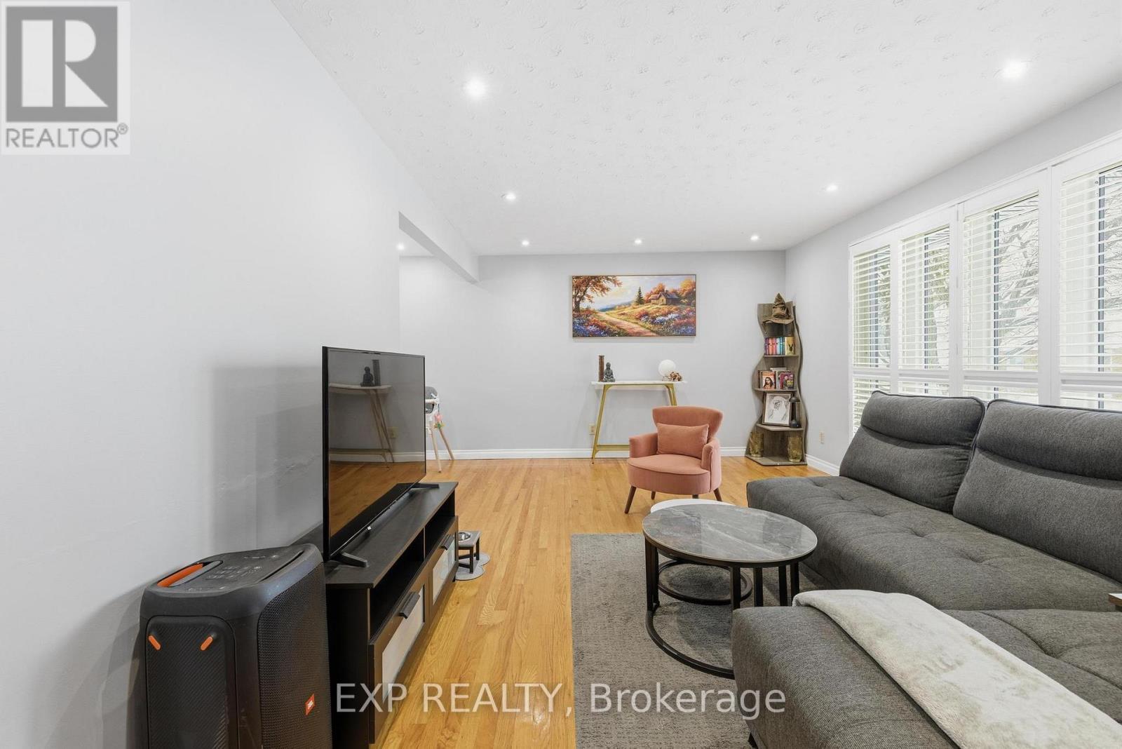 364 Roselawn Place, Waterloo, Ontario  N2L 5P1 - Photo 3 - X12589242