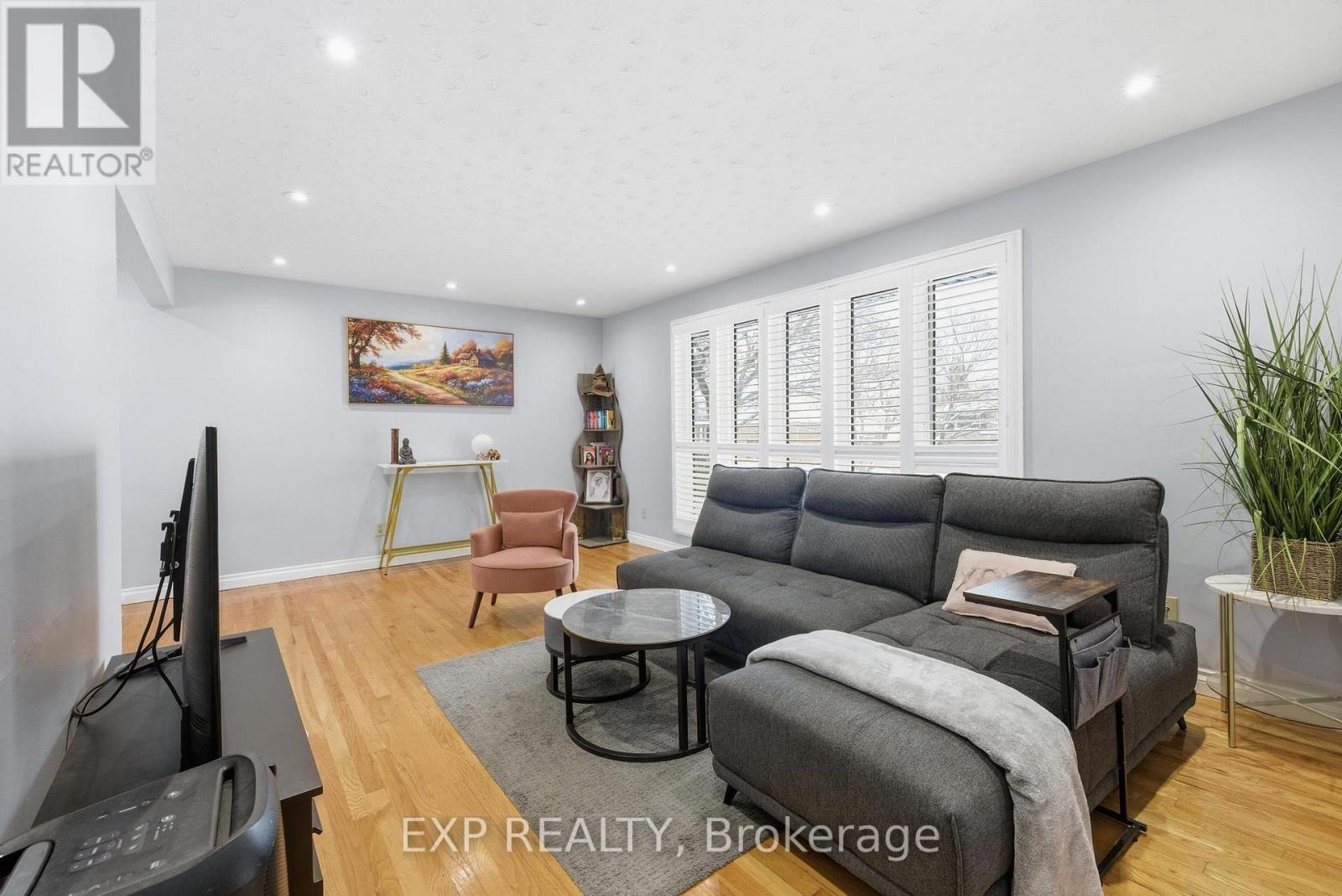 364 Roselawn Place, Waterloo, Ontario  N2L 5P1 - Photo 4 - X12589242