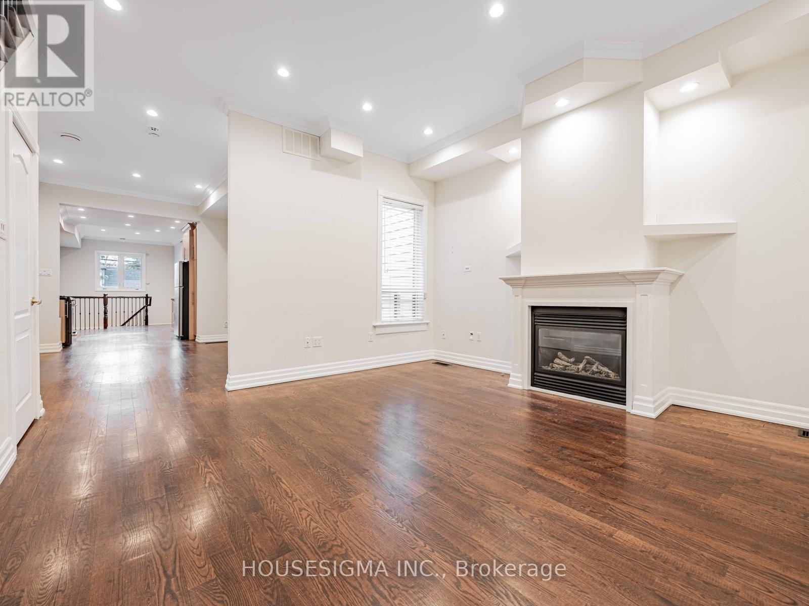 Upper - 529 Crawford Street, Toronto, Ontario  M6G 3J9 - Photo 2 - C12589284