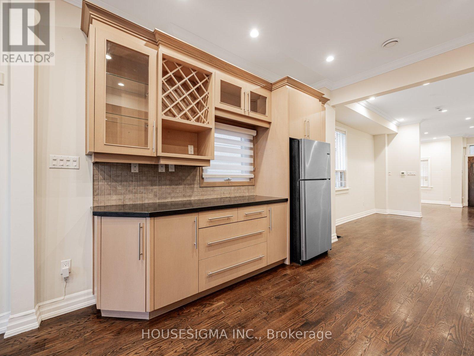 Upper - 529 Crawford Street, Toronto, Ontario  M6G 3J9 - Photo 8 - C12589284