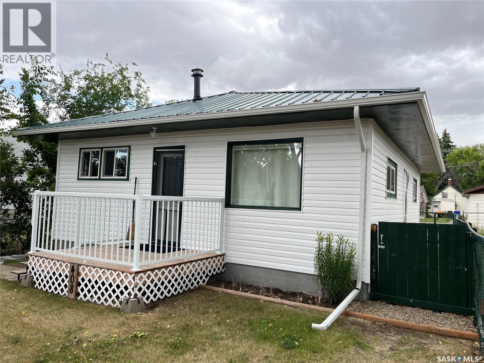 408 Maple Street, Maple Creek, Saskatchewan  S0N 1N0 - Photo 2 - SK024947