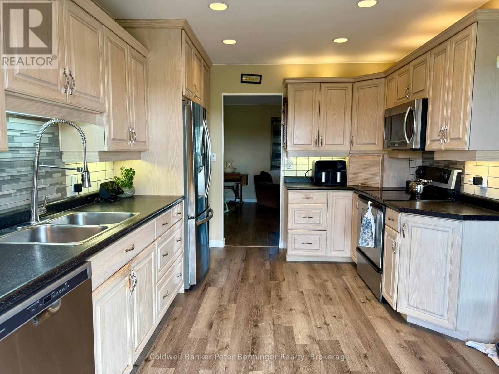 77 2nd Street Crescent, Hanover, Ontario N4N 3K3 - Photo 6 - X12207623