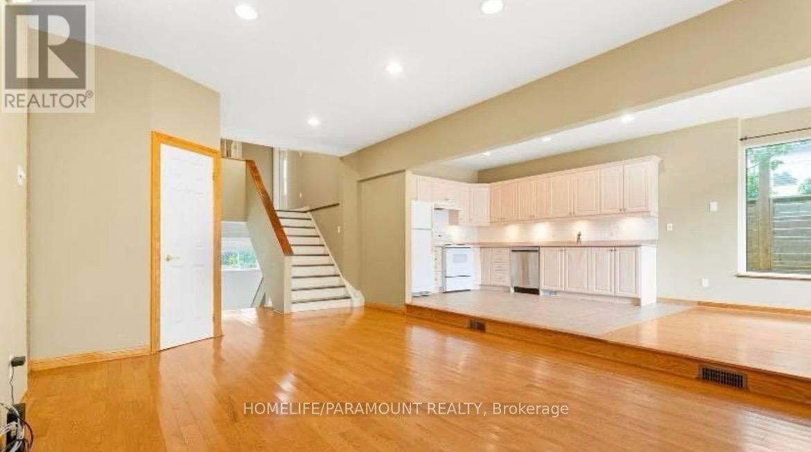 196 Nelson Street W, Oakville, Ontario  L6L 3T5 - Photo 3 - W12589324