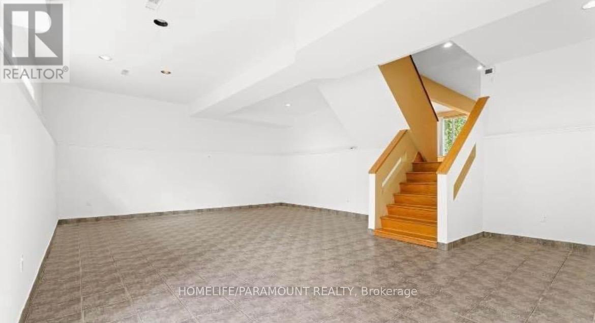 196 Nelson Street W, Oakville, Ontario  L6L 3T5 - Photo 5 - W12589324