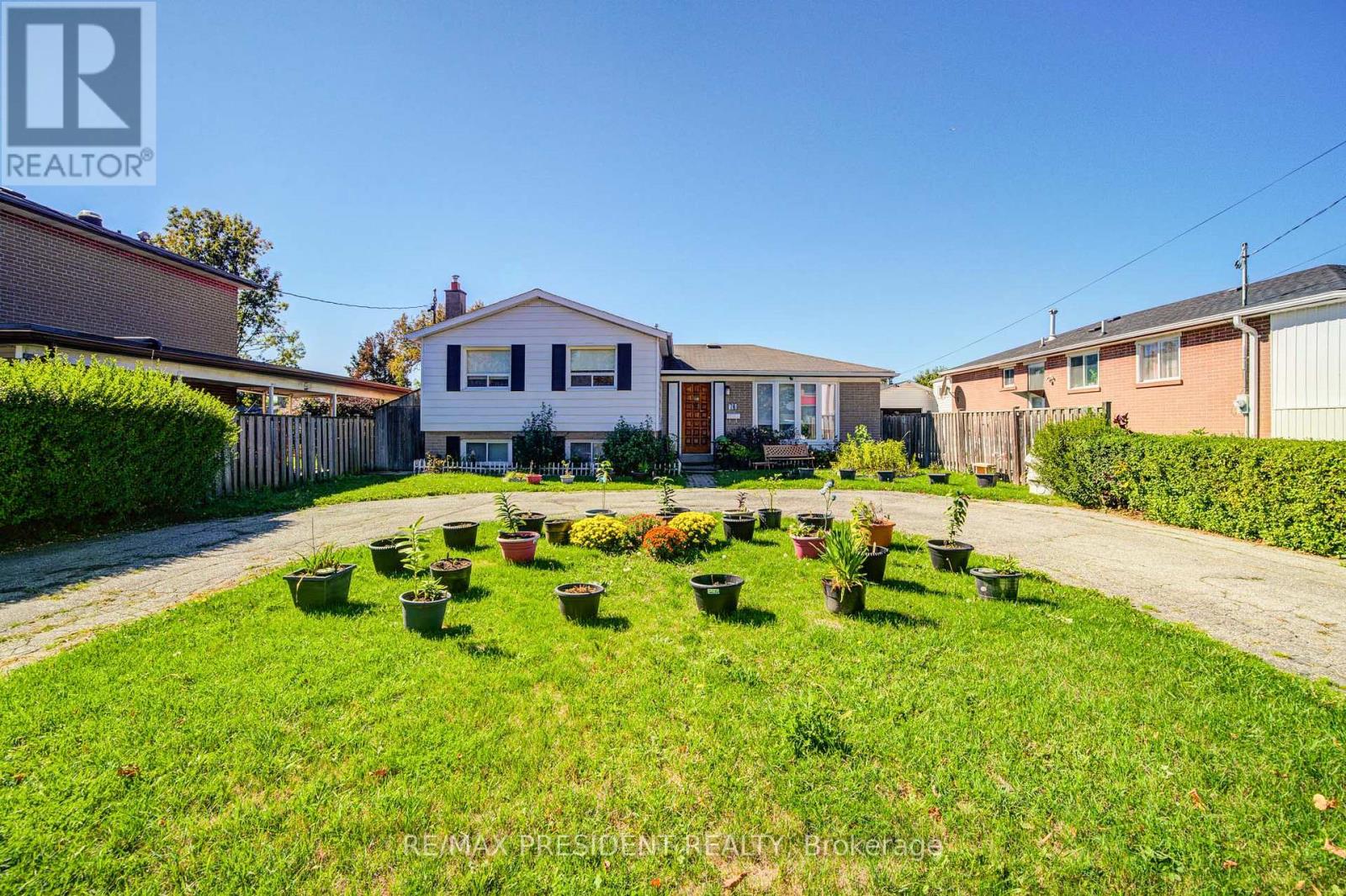 74 BLOOMINGTON CRESCENT, Toronto, Ontario