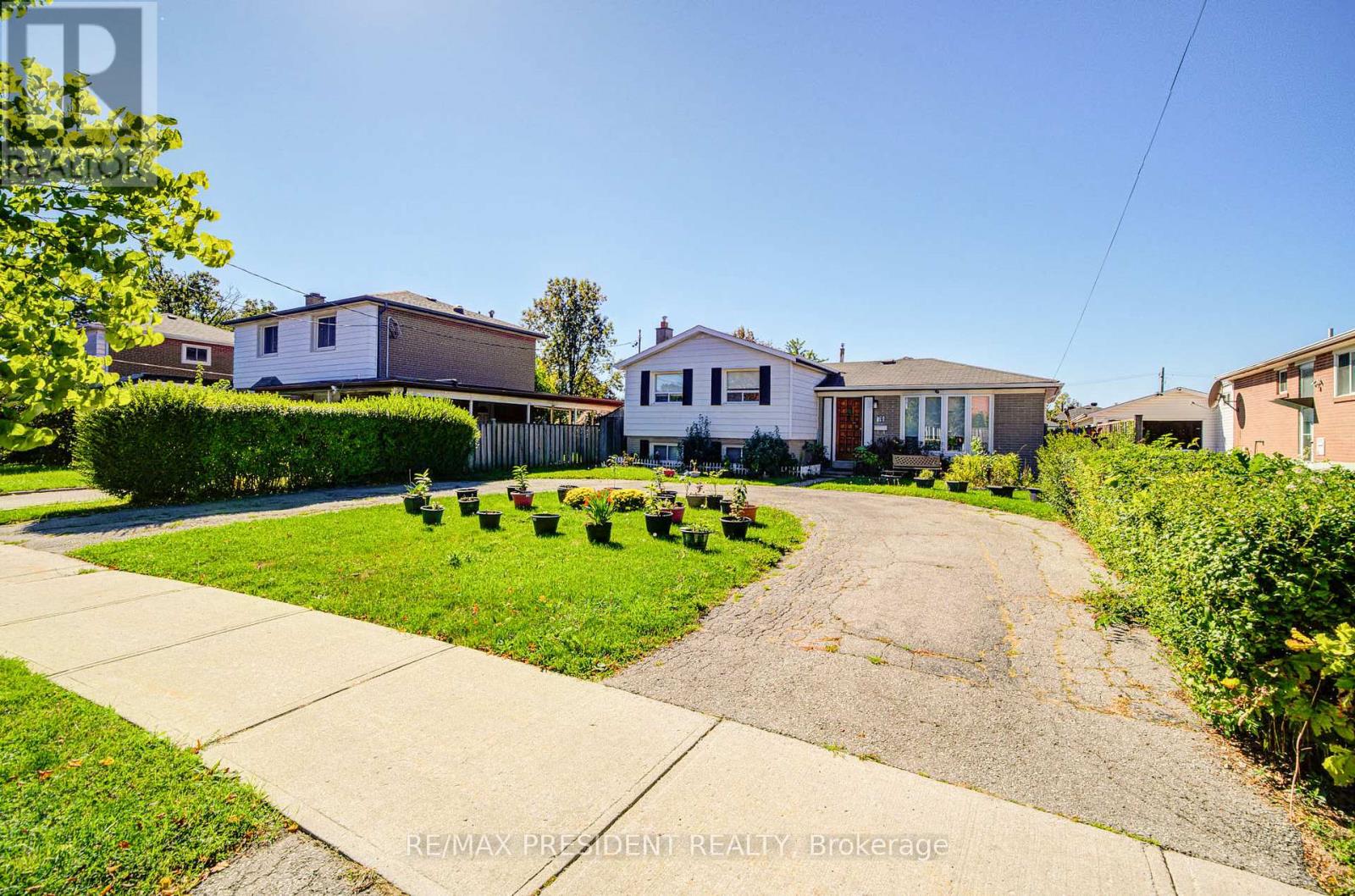 74 Bloomington Crescent, Toronto, Ontario  M3N 1R1 - Photo 2 - W12589386