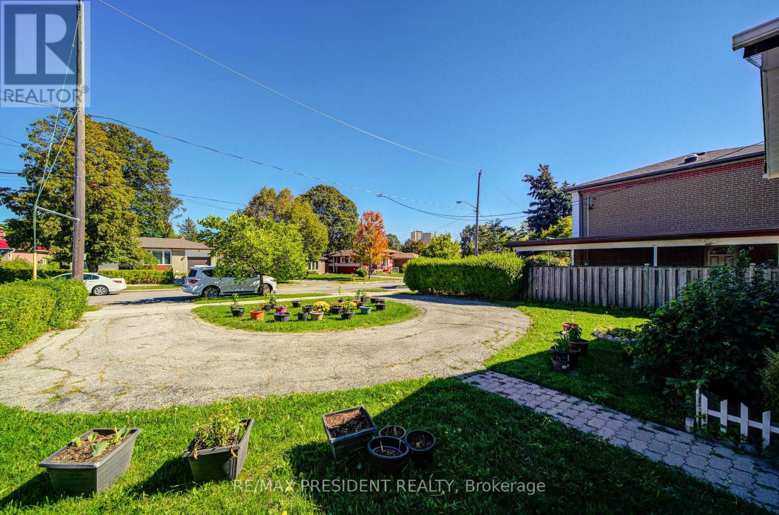 74 Bloomington Crescent, Toronto, Ontario  M3N 1R1 - Photo 4 - W12589386