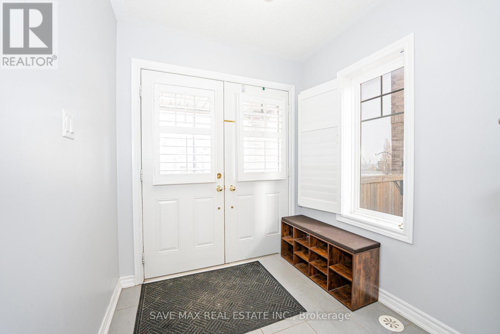 18 New Pines Trail, Brampton, Ontario  L6Z 0G7 - Photo 4 - W12589396