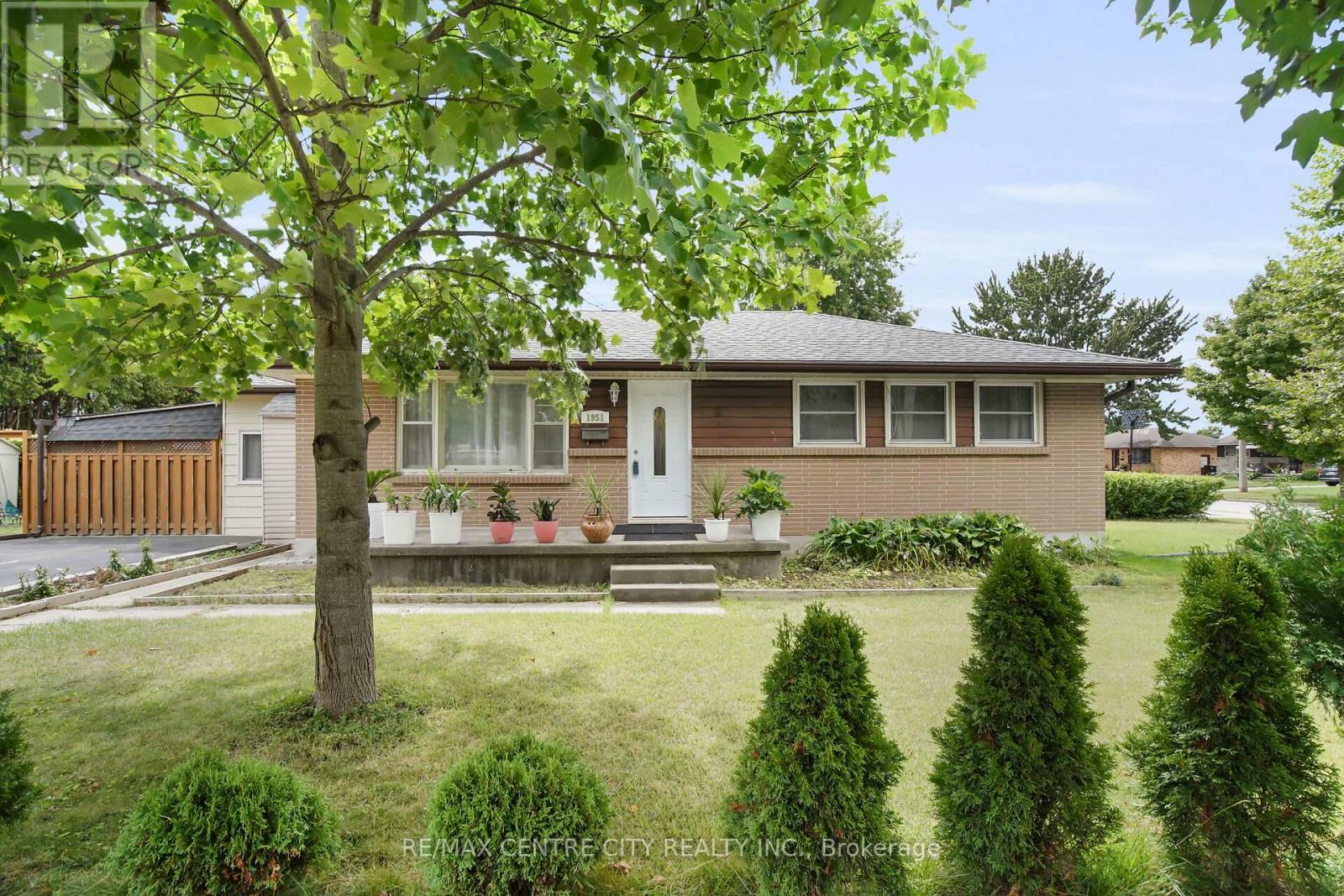 1951 DULUTH CRESCENT, London East, Ontario