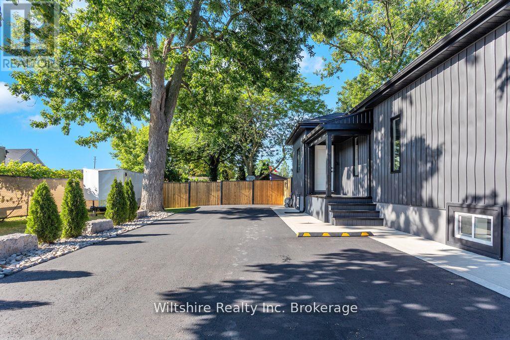 3 Mary Street E, St. Thomas, Ontario  N5R 2V7 - Photo 2 - X12589554