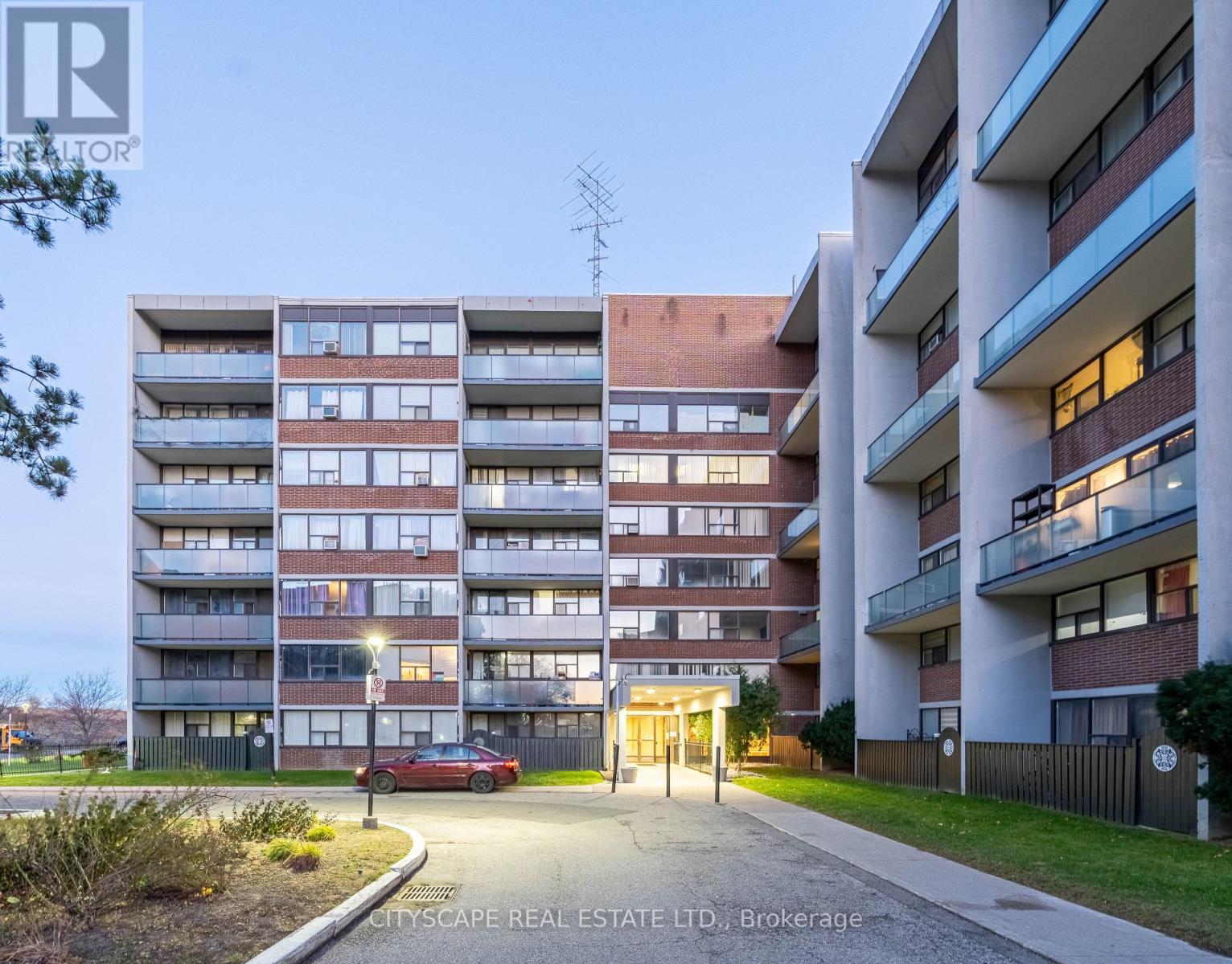 115 - 2121 Roche Court, Mississauga, Ontario  L5K 2C7 - Photo 3 - W12589308