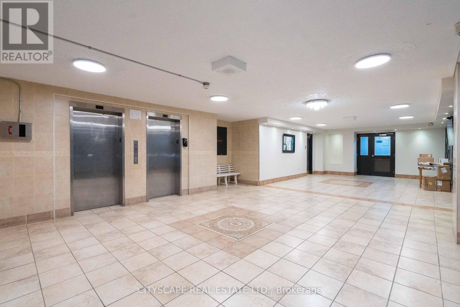 115 - 2121 Roche Court, Mississauga, Ontario  L5K 2C7 - Photo 5 - W12589308