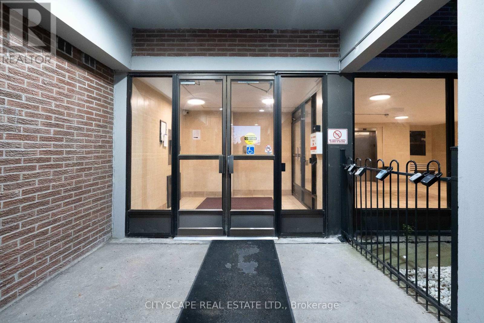 115 - 2121 Roche Court, Mississauga, Ontario  L5K 2C7 - Photo 4 - W12589308